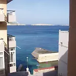 The Sea Just Across The Road - Flat 3 *