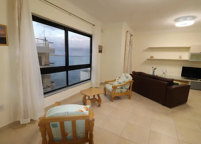 The Sea Just Across The Road - Flat 3 * St Paul's Bay