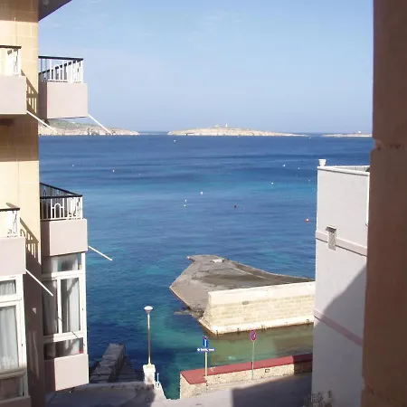 The Sea Just Across The Road - Flat 3 *