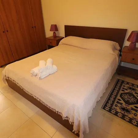 The Sea Just Across The Road - Flat 3 *