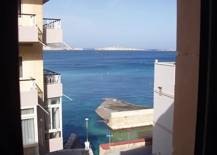 The Sea Just Across The Road - Flat 3 *