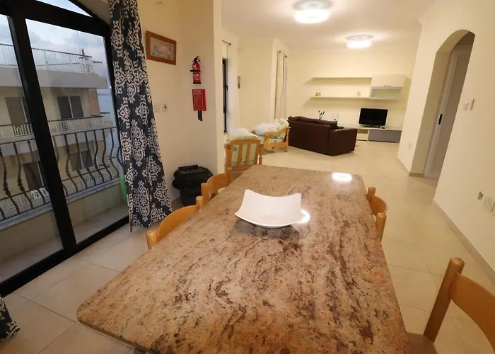 The Sea Just Across The Road - Flat 3 *