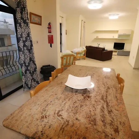 The Sea Just Across The Road - Flat 3 *